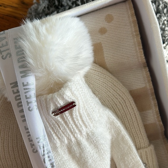 NWT Steve Madden Ivory White Scarf, Beanie, Gloves SET - Picture 2 of 6